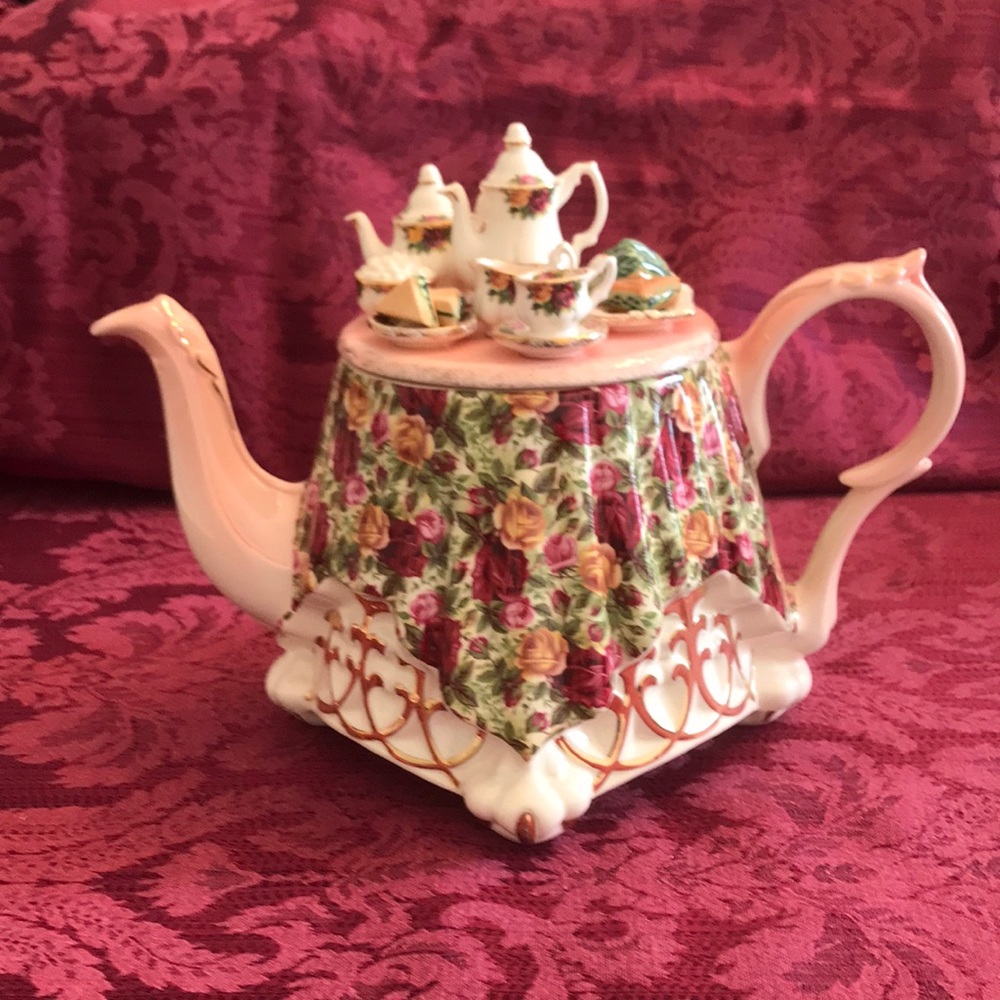 ๐ฅHOST PICK๐ฅRARE 24kt Gold Trim Royal Albert Old Country Roses Decorative Teapot - Picture 1 of 10